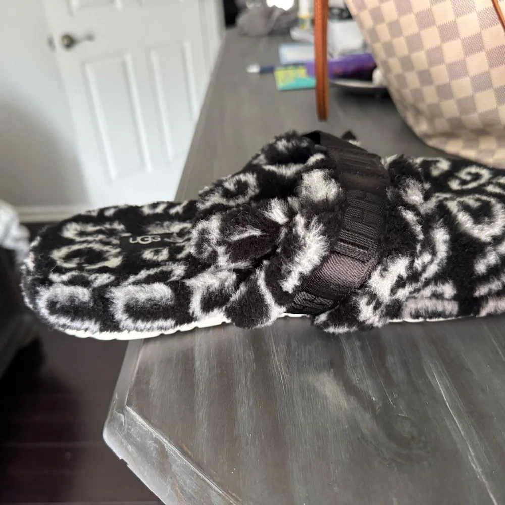 UGG Black and White Plush Slippers size 11 worn inside once so comfy - Picture 2 of 4